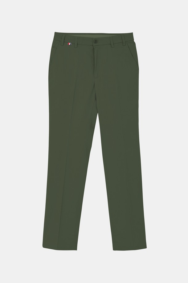 **봄가을 데일리앤오피스 스판 면바지 CPT152**는 봄, 가을에 착용하기 좋은 레귤러핏 면바지입니다. 네이비, 카키, 베이지 세 가지 색상으로 출시되어 데일리룩과 오피스룩 모두 소화 가능합니다. 면과 폴리우레탄 혼방 소재로 제작되어 부드러운 촉감과 우수한 신축성을 자랑합니다. 허리 벨트 디테일과 뒷면 포켓으로 실용성을 더했으며, 무지 디자인으로 어떤 상의와도 쉽게 매치할 수 있습니다. 깔끔하고 베이직한 스타일을 선호하는 분들께 추천합니다.
