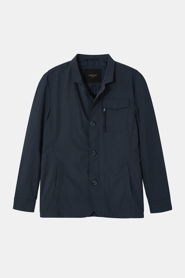 **봄/가을 히든 집업 바람막이 재킷 CJP135**

가을 나들이룩을 위한 베이직핏 바람막이 재킷입니다. 네이비, 블루, 차콜 세 가지 색상으로 출시되었으며, 얇고 가벼운 나일론, 면, 폴리에스테르 혼방 소재로 제작되어 봄, 가을 간절기에 적합합니다. 안감과 히든 집업 디테일, 가슴 플랩 포켓, 안쪽 주머니를 더해 실용성을 높였습니다. 캐주얼, 미니멀, 클래식 스타일을 즐기는 분들께 추천합니다. 긴 소매와 무지 디자인으로 어떤 옷에도 쉽게 매치할 수 있습니다.
