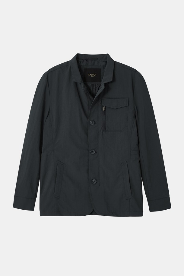 **봄/가을 히든 집업 바람막이 재킷 CJP135**

가볍고 편안한 착용감의 봄/가을 시즌용 바람막이 재킷입니다. 네이비, 블루, 차콜 세 가지 색상으로 출시되었으며, 일상과 야외 활동 모두에 적합합니다. 심플하고 캐주얼한 스타일로 디자인되어 다양한 코디에 활용하기 좋습니다. 나일론, 면, 폴리에스테르 혼방 소재로 제작되어 얇고 쾌적하며, 안쪽 주머니와 가슴 플랩 포켓으로 실용성을 더했습니다. 베이직핏에 긴 소매, 집업 여밈 방식을 갖춘 이 재킷은 동네 마실룩, 산책룩, 여행룩 등 다양한 TPO에 맞춰 미니멀하고 클래식한 스타일을 연출할 수 있습니다.
