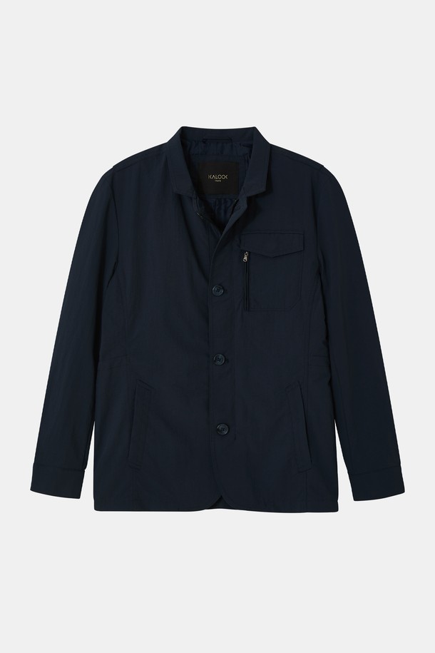 봄/가을 히든 집업 바람막이 재킷 CJP135는 데일리, 일상 활동, 야외 활동에 적합한 남녀 공용 바람막이입니다. 네이비, 블루, 차콜 세 가지 색상으로 출시되었으며, 베이직한 디자인과 무지 패턴으로 어떤 스타일에도 잘 어울립니다. 얇은 두께감의 나일론, 면 혼방 소재로 제작되어 봄, 가을 간절기에 편안하게 착용할 수 있습니다. 베이직핏의 레귤러 기장이며, 집업 방식과 긴 소매, 안쪽 주머니, 가슴 플랩 포켓 디테일이 특징입니다. 여행룩, 캐주얼, 미니멀, 시티보이 스타일을 연출하기에 좋습니다.
