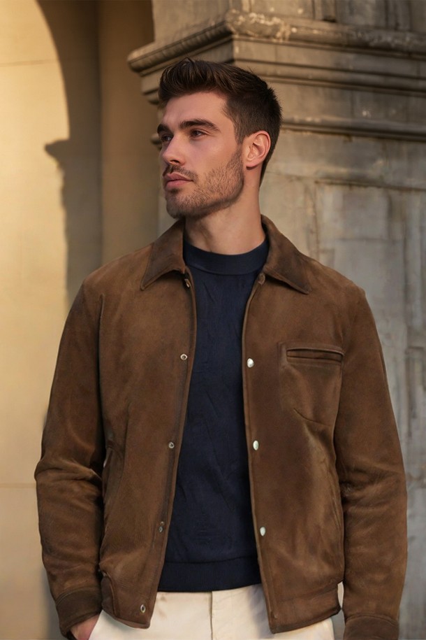 오일브러쉬 카우 레더 버튼 재킷 CLJP119는 부드러운 촉감의 소가죽 소재로 제작된 남성용 레더 재킷입니다. 가을과 겨울에 착용하기 좋은 두꺼운 두께감으로 보온성을 높였으며, 클래식과 캐주얼 스타일을 모두 아우르는 디자인입니다. 오일브러쉬 가공으로 은은한 광택과 고급스러운 분위기를 더했습니다. 레귤러핏으로 제작되어 편안한 착용감을 선사하며, 데이트룩 및 모임룩에 활용하기 좋습니다. 무지 디자인과 브라운 컬러는 미니멀한 스타일을 선호하는 분들에게도 적합합니다.
