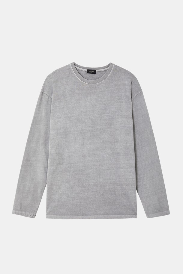 멀티컬러 피그먼트 긴팔 티셔츠 CTEE116는 베이직한 스타일의 긴팔 티셔츠입니다. 부드러운 면 소재로 제작되어 은은한 촉감을 선사하며, 봄, 가을 계절에 적합합니다. 라운드넥 디자인에 베이직핏으로, 일상복으로 편안하게 착용할 수 있습니다. 그레이, 차콜, 카키, 브라운 4가지의 다채로운 컬러로 출시되어 다양한 스타일 연출이 가능하며, 단독 또는 이너로 활용하여 활용도를 높일 수 있습니다. 피그먼트 워싱 처리로 자연스러운 무드를 더했습니다.
