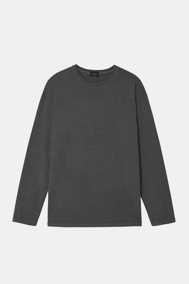 부드러운 면 소재로 제작된 멀티컬러 피그먼트 긴팔 티셔츠 CTEE116입니다. 톤 다운된 워싱 컬러감과 베이직한 디자인으로, 캐주얼, 미니멀, 클래식 등 다양한 스타일을 연출할 수 있습니다. 봄, 가을 시즌에 데일리웨어, 단독 착용, 이너 등으로 활용하기 좋은 아이템입니다. 라운드넥과 베이직핏으로 편안한 착용감을 선사하며, 산책룩이나 집콕룩에도 잘 어울립니다. 그레이, 차콜, 카키, 브라운 4가지 톤다운된 컬러로 출시되었습니다.
