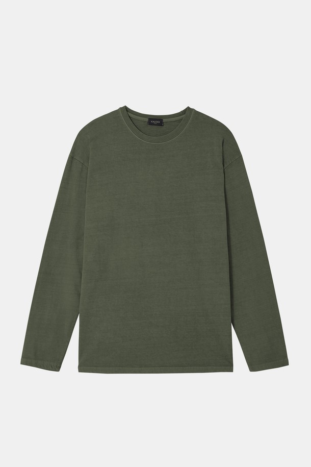 톤 다운된 워싱 컬러감이 돋보이는 멀티컬러 피그먼트 긴팔 티셔츠 CTEE116입니다. 부드러운 면 소재로 제작되어 편안한 착용감을 선사하며, 데일리 웨어 또는 이너로 활용하기 좋습니다. 베이직 핏과 라운드넥 디자인으로 어떤 하의와도 자연스럽게 매치되어 활용도가 높습니다. 은은한 피그먼트 워싱 처리로 빈티지한 무드를 더했으며, 그레이, 그레이 카키, 차콜 브라운, 카키 4가지 톤다운된 컬러로 출시되었습니다. "동네 마실룩"이나 "산책룩" 등 캐주얼, 미니멀, 클래식 스타일을 즐겨 입는 분들께 추천합니다.
