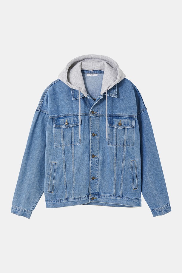 봄, 가을에 활용하기 좋은 '봄가을 탈부착 후드 데님 재킷 CJP136'입니다. 캐주얼하고 베이직한 스타일로, 데일리룩에 편안하게 매치하기 좋습니다. 라이트 블루, 블루, 블랙 세 가지 색상으로 출시되었으며, 세미 오버핏으로 제작되어 편안한 착용감을 선사합니다. 탈부착 가능한 후드 디테처블 후드로 다양한 스타일 연출이 가능하며, 쇼핑이나 산책 시 가볍게 걸치기 좋습니다. 데님과 코튼 혼방 소재로 제작되어 봄, 여름, 가을, 겨울 사계절 활용도가 높습니다.
