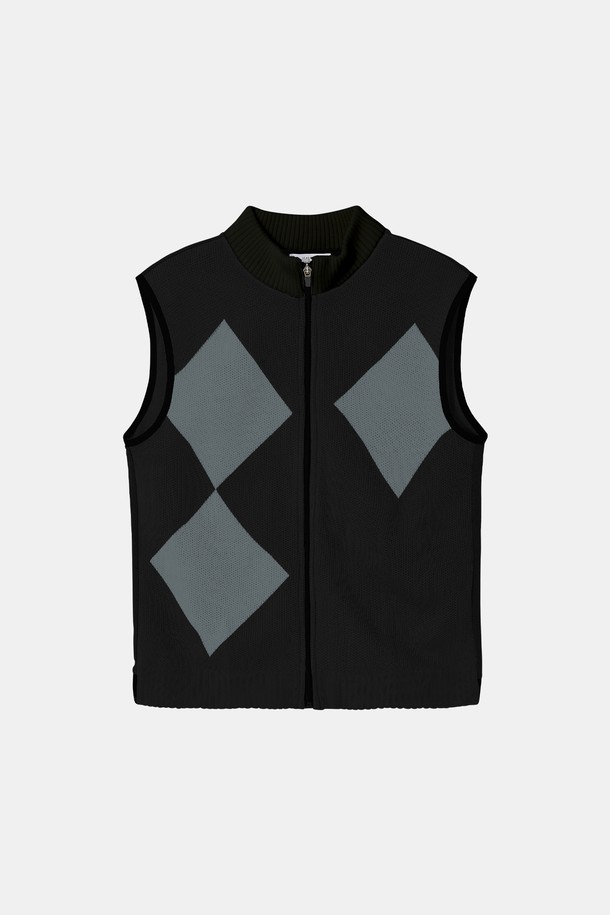 골프앤라이프 아가일 집업 니트 조끼 CJP137는 남성용 니트 조끼입니다. 블랙과 그레이 두 가지 색상으로 출시되었으며, 봄, 가을 계절에 골프 및 일상용으로 활용하기 좋습니다. 폴리에스터, 아크릴, 폴리우레탄 혼방 소재로 제작되어 부드러운 촉감과 신축성을 제공합니다. 베이직핏에 아가일 패턴, 집업 네크라인 디자인이 특징이며, 신축성 있는 밑단 시보리와 뒷면 밴딩 디테일로 편안한 착용감을 선사합니다.
