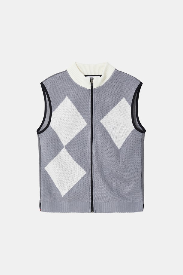 골프앤라이프 아가일 집업 니트 조끼 CJP137은 남성용 니트 조끼입니다. 봄, 가을에 착용하기 좋으며, 골프 및 일상 패션에 활용할 수 있습니다. 베이직한 스타일의 아가일 패턴으로 클래식, 미니멀, 캐주얼 룩에 모두 잘 어울립니다. 폴리에스터, 아크릴, 폴리우레탄 혼방 소재로 제작되었으며, 집업 방식과 밑단 시보리, 뒷면 밴딩 디테일이 특징입니다. 신축성이 있어 장시간 착용에도 편안하며, 체형을 자연스럽게 잡아주는 베이직핏 니트 조끼입니다.
