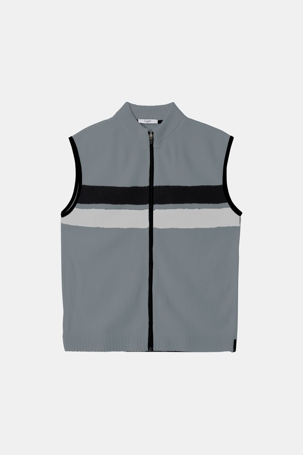 골프앤라이프 스트라이프 집업 니트 조끼 CJP138는 남성용 골프룩을 위한 스포티한 스타일의 상의입니다. 블랙, 그레이, 아이보리 3가지 색상으로 출시되었으며, 봄, 여름, 가을, 겨울 사계절 모두 착용 가능합니다. 부드러운 촉감의 폴리에스터, 아크릴, 폴리우레탄 혼방 소재로 제작되었으며, 신축성이 있어 편안한 착용감을 제공합니다. 베이직핏에 민소매 디자인, 집업 네크라인과 밑단 시보리, 뒷면 배딩 디테일이 특징입니다. 스트라이프 패턴으로 세련된 디자인을 더했습니다.
