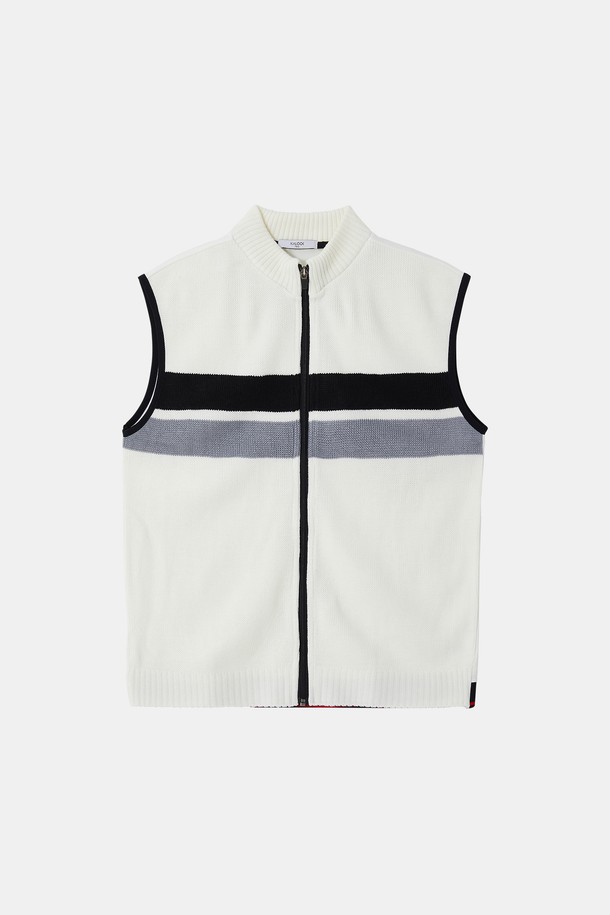 골프앤라이프(Golf&Life) 스트라이프 집업 니트 조끼 CJP138은 남성 골프룩을 위한 베이직 스타일의 상의입니다. 봄, 가을 시즌에 적합하며, 블랙, 그레이, 아이보리 세 가지 색상으로 출시되었습니다. 폴리에스터, 아크릴, 폴리우레탄 혼방 소재로 제작되어 신축성 있는 착용감을 제공합니다. 집업 디자인과 민소매 스타일, 레귤러 기장, 베이직 핏으로 디자인되었으며, 밑단 시보리 처리와 뒷면 배딩 디테일이 특징입니다. 클래식, 미니멀, 캐주얼 스타일을 모두 소화할 수 있는 아이템입니다.
