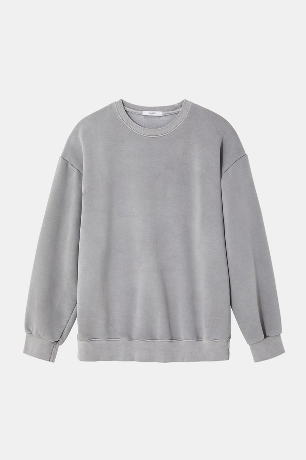 **멀티컬러 피그먼트 맨투맨 티셔츠 CTEE117**는 베이직한 스타일의 공용 맨투맨 티셔츠입니다. 부드러운 면 소재에 피그먼트 워싱 처리하여 은은한 촉감을 선사하며, 사계절 활용 가능한 두께감으로 봄, 가을에는 단독으로, 겨울에는 이너로 착용하기 좋습니다. 그레이, 차콜, 카키, 브라운 4가지 색상으로 출시되어 다양한 데일리룩에 매치하기 용이합니다. 기본 핏과 라운드넥 디자인으로 편안하게 집콕룩, 캐주얼, 미니멀, 클래식 스타일을 연출할 수 있습니다. 신축성이 있어 활동성 또한 보장합니다.
