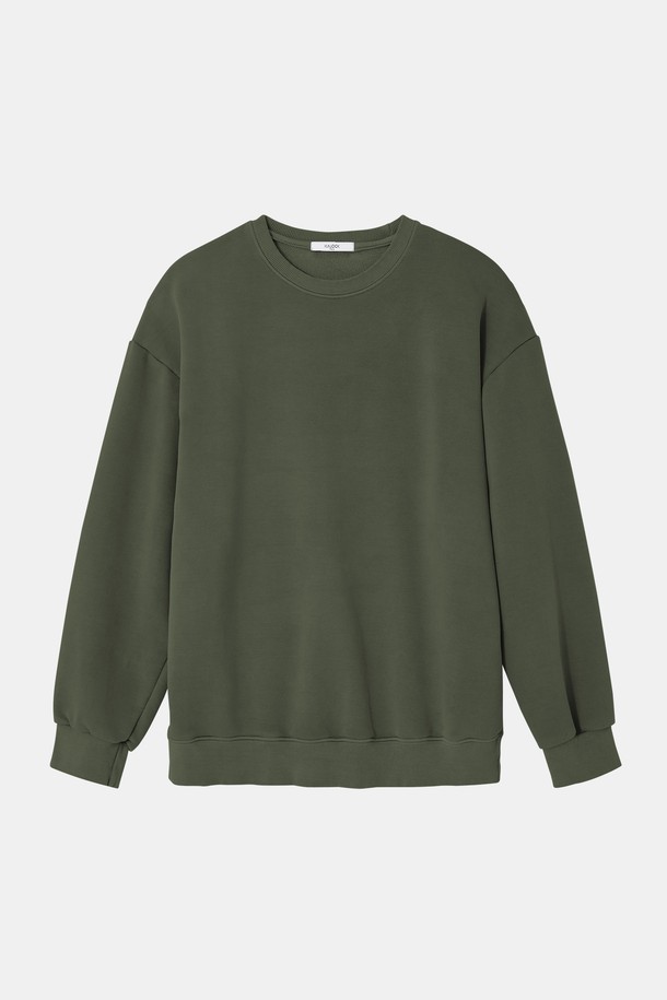 톤 다운된 위싱 컬러감과 은은한 피그먼트 위싱 처리로 빈티지한 무드를 더한 멀티컬러 피그먼트 맨투맨 티셔츠 CTEE117입니다. 그레이, 차콜, 카키, 브라운 4가지 베이직 컬러로 출시되어 어떤 하의에도 쉽게 매치할 수 있습니다. 봄, 여름, 가을, 겨울 사계절 내내 활용 가능하며, 넉넉한 오버핏 또는 베이직핏으로 편안하게 착용 가능합니다. 집콕룩, 동네 마실룩 등 캐주얼, 미니멀, 클래식 스타일 모두 소화 가능한 데일리 아이템입니다. 면 소재로 제작되어 부드러운 촉감을 선사하며, 이너로도 활용하기 좋습니다.
