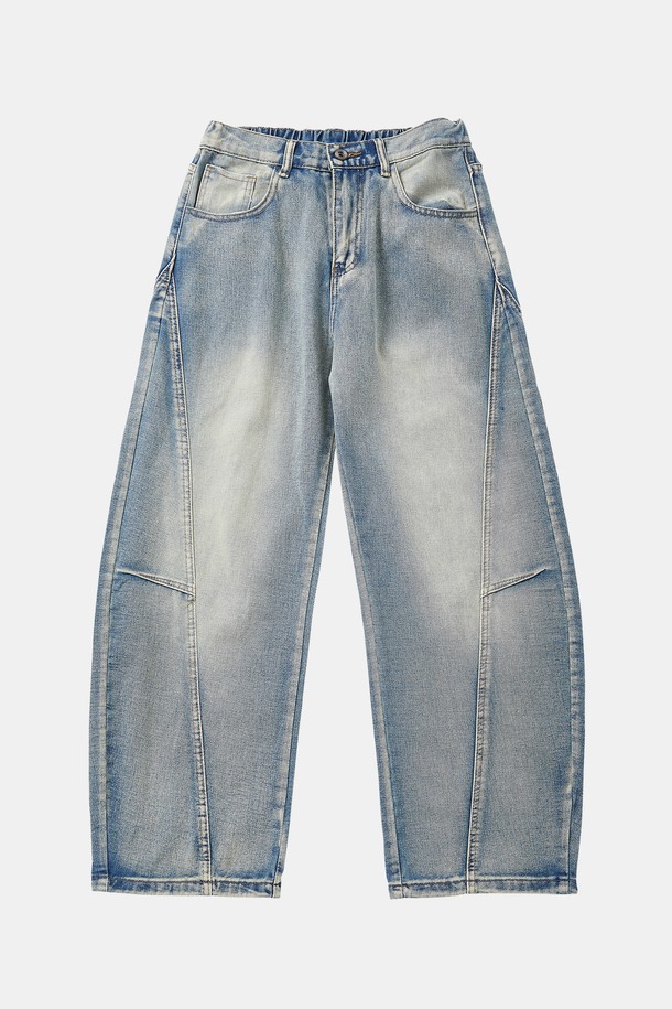 와이드핏 워싱 절개 데님 팬츠 CJN110은 캐주얼, 미니멀, 시크 스타일을 즐기는 분들을 위한 데님 팬츠입니다. 블루와 블랙 두 가지 색상으로 출시되었으며, 일상에서 편안하게 착용하기 좋습니다. 허리 뒷면 밴딩으로 편안한 착용감을 제공하며, 사선 절개 패턴과 은은한 워싱 처리가 돋보입니다. 특히 이중 포켓 디자인으로 실용성을 더했으며, 동네 마실룩이나 쇼핑룩에 잘 어울리는 아이템입니다.
