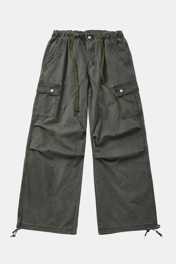 루즈핏 워싱 카고 밴딩 팬츠 CPT154는 캐주얼, 밀리터리 스타일을 즐기는 남성을 위한 반바지입니다. 봄, 여름, 가을 계절에 적합하며, 여행룩, 캠핑룩, 미니멀, 워크웨어 스타일 연출에 활용할 수 있습니다. 카키, 올리브 두 가지 색상으로 출시되었으며, 얇은 두께의 면 소재로 제작되어 편안한 착용감을 제공합니다. 워싱 가공, 카고 포켓, 드로우스트링 디테일이 돋보이는 루즈핏 반바지로, 일상 또는 캐주얼한 활동에 활용하기 좋습니다. 밴딩 처리로 편안함을 더했습니다.
