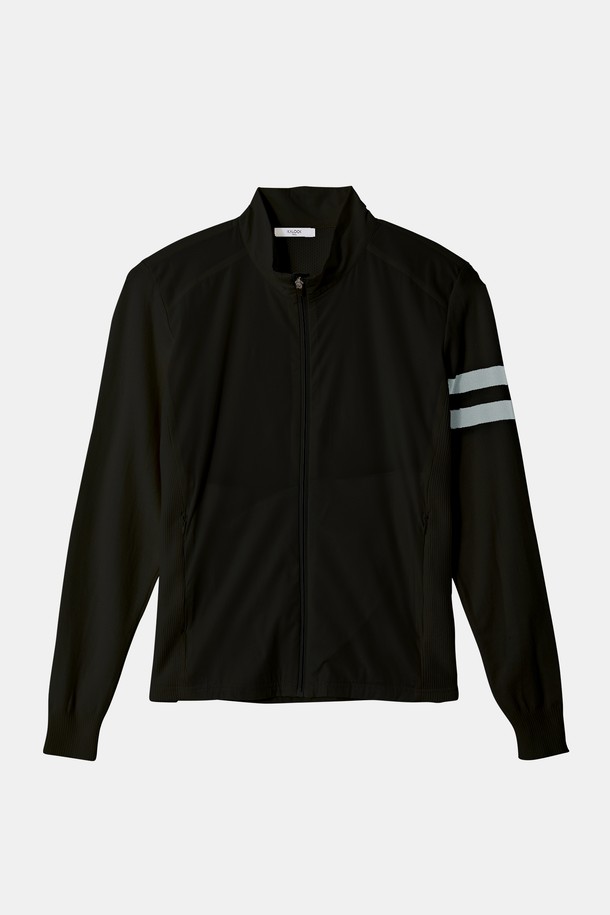 골프앤데일리 바람막이 집업 점퍼 CJP140은 골프 및 일상생활에서 활용 가능한 공용 바람막이입니다. 블랙 색상에 부드러운 촉감의 나일론 소재로 제작되어 봄, 가을 간절기에 적합합니다. 레귤러 핏, 레귤러 기장의 집업 스타일로, 팔 라인에 스트라이프 디테일이 더해져 스포티하고 캐주얼한 무드를 연출합니다. 얇은 두께감과 긴 소매 기장으로 활동성을 높였으며, 골프룩 연출에도 용이합니다.
