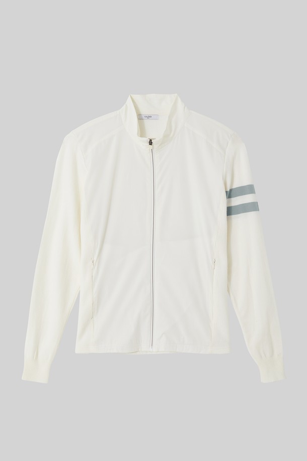 골프앤데일리 바람막이 집업 점퍼 CJP140은 봄, 여름, 가을 시즌에 활용하기 좋은 공용 바람막이입니다. 화이트와 아이보리 두 가지 색상으로 출시되었으며, 스포티하고 캐주얼한 스타일을 연출합니다. 가볍고 부드러운 나일론 소재로 제작되어 편안한 착용감을 제공하며, 얇은 두께로 활동성을 높였습니다. 소매 라인 디테일과 집업 여밈 방식으로 디자인되었으며, 방풍 기능과 경량성을 갖춰 골프룩 및 일상복으로 활용하기 좋습니다. 레귤러핏으로 제작되어 편안한 착용감을 선사합니다.
