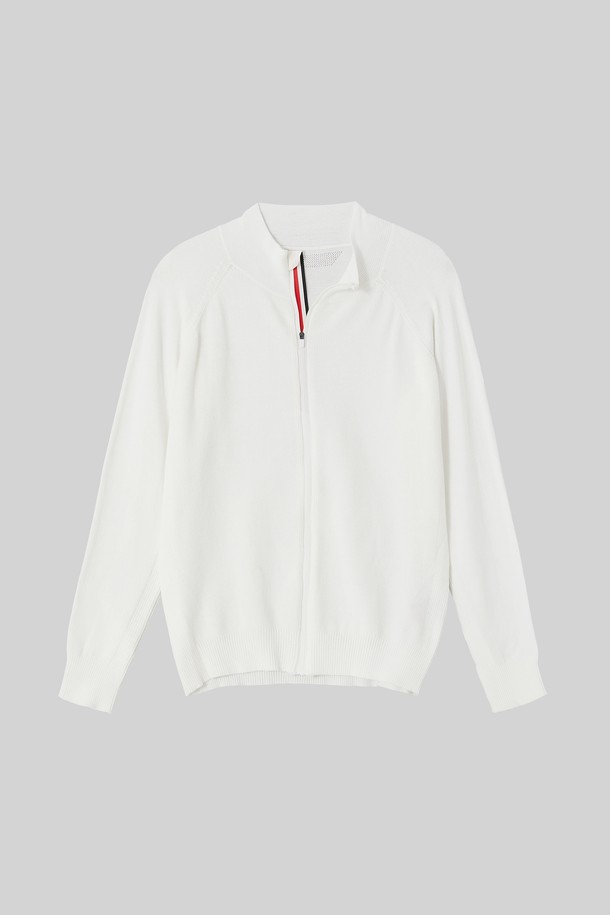 골프앤데일리 미들넥 니트 집업 CJP141는 스포티함과 캐주얼함을 동시에 즐길 수 있는 공용 집업입니다. 부드러운 촉감의 니트 소재로 제작되어 봄, 가을 간절기에 착용하기 좋으며, 하프넥 디자인이 특징입니다. 레귤러핏으로 편안하게 착용 가능하며, 일상복뿐만 아니라 골프웨어로도 활용할 수 있습니다. 무지 디자인에 화이트 컬러로 미니멀한 스타일을 연출합니다. 긴 소매와 크롭 기장으로 활동성을 더했습니다.
