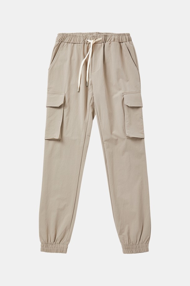 사방 스판 소재로 편안한 착용감을 선사하는 밴딩 카고 조거 팬츠 CPT155입니다. 부드러운 촉감의 면과 스판덱스 혼방으로 제작되어 활동성을 높였으며, 릴랙스 핏으로 편안하게 착용 가능합니다. 베이지 컬러에 허리 스트링과 발목 시보리, 사이드 카고 포켓 디테일이 돋보이는 디자인입니다. 일상, 산책, 캠핑 등 다양한 TPO에 캐주얼, 스포티, 미니멀 스타일로 활용하기 좋습니다. 봄, 가을 시즌에 적합한 긴 기장의 조거 팬츠입니다.
