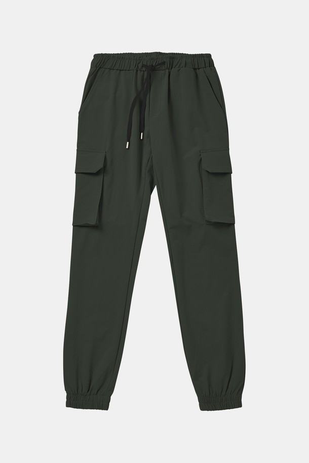 사방 스판 밴딩 카고 조거 팬츠 CPT155는 캐주얼과 스트릿 스타일을 넘나드는 활용도 높은 바지입니다. 면과 스판덱스 혼방 소재로 제작되어 부드러운 촉감과 편안한 착용감을 제공하며, 봄, 가을에 적합합니다. 허리 밴딩과 스트링으로 편안한 핏 조절이 가능하며, 넉넉한 루즈핏 조거 스타일로 활동성을 높였습니다. 카고 포켓 디테일로 수납력을 더하고, 카키와 올리브 두 가지 색상으로 출시되어 여행룩, 캠핑룩 등 다양한 TPO에 매치하기 좋습니다.
