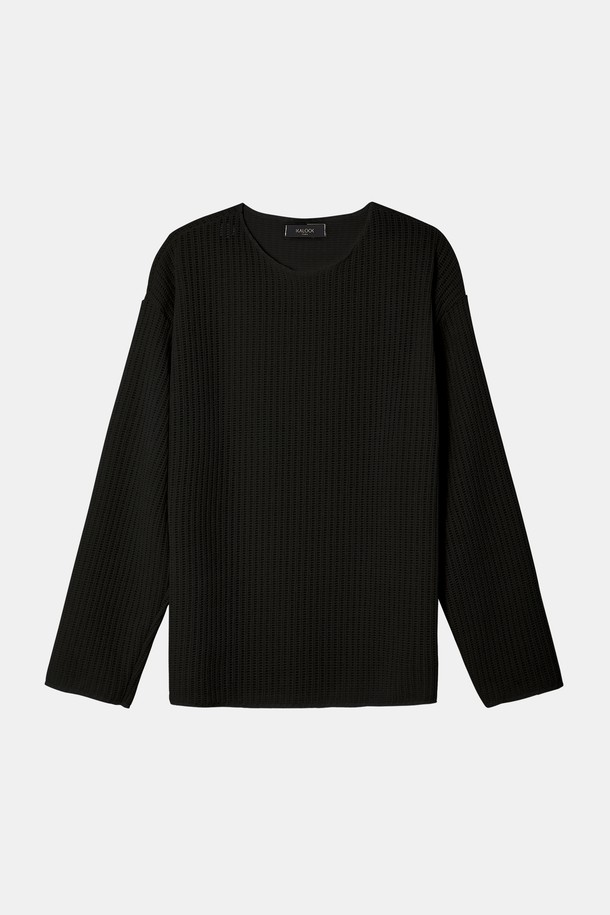 벨루아 라운드넥 긴팔 티셔츠 CTEE121은 가을, 겨울 시즌에 어울리는 포근하고 따뜻한 상의입니다. 부드러운 촉감의 벨루아 소재로 제작되어 편안한 착용감을 선사하며, 레귤러 핏과 긴 소매 기장으로 안정적인 실루엣을 연출합니다. 베이직한 디자인의 무지 블랙 컬러로 어떤 하의와도 쉽게 매치하여 캐주얼, 미니멀, 클래식 스타일을 소화할 수 있습니다. 라운드넥 디자인은 단정하면서도 세련된 느낌을 주어 집콕룩은 물론, 다양한 일상에서도 활용하기 좋습니다. 두꺼운 두께감으로 추운 날씨에도 따뜻하게 몸을 보호해 줍니다.
