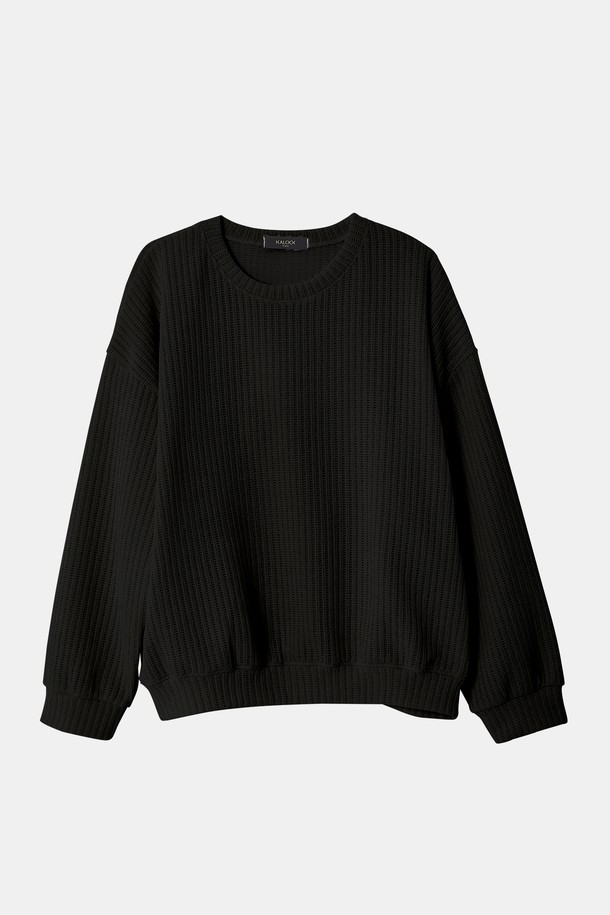 벨루아 오버핏 니트형 맨투맨 CTEE122는 부드러운 촉감의 벨루아 소재로 제작되어 가을, 겨울철 따뜻하게 착용하기 좋은 맨투맨입니다. 캐주얼하고 베이직한 스타일로, 일상복으로 활용하기 좋습니다. 핏은 오버핏으로 편안함을 더했으며, 라운드넥 디자인으로 깔끔한 인상을 줍니다. 두꺼운 두께감과 긴 소매 기장으로 보온성을 높였으며, 무지 패턴으로 어떤 하의와도 쉽게 매치할 수 있습니다. 니트 특유의 고급스러운 분위기를 더하여, 데일리룩에 포인트 아이템으로 활용하기 좋습니다.
