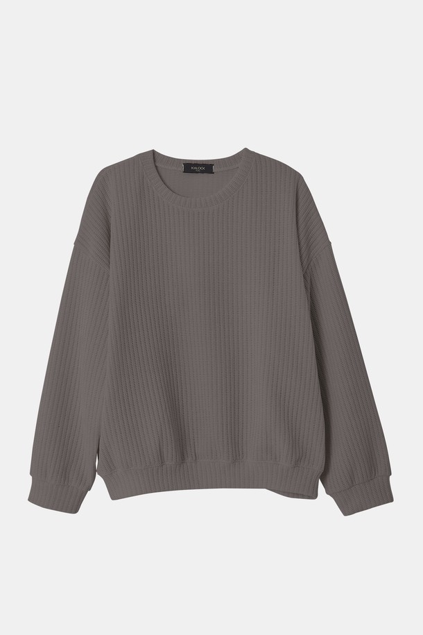 부드러운 벨루아 소재의 오버핏 니트형 맨투맨 CTEE122입니다. 베이직하고 캐주얼한 스타일로, 쌀쌀한 가을과 겨울철에 따뜻하게 착용하기 좋습니다. 라운드넥 디자인에 긴 소매 기장으로 제작되었으며, 넉넉한 핏으로 편안함을 더했습니다. 두꺼운 두께감으로 보온성을 높였으며, 무지 패턴의 그레이 컬러로 어떤 옷에도 쉽게 매치할 수 있습니다. 일상생활에서 편안하면서도 스타일리시하게 연출해보세요.
