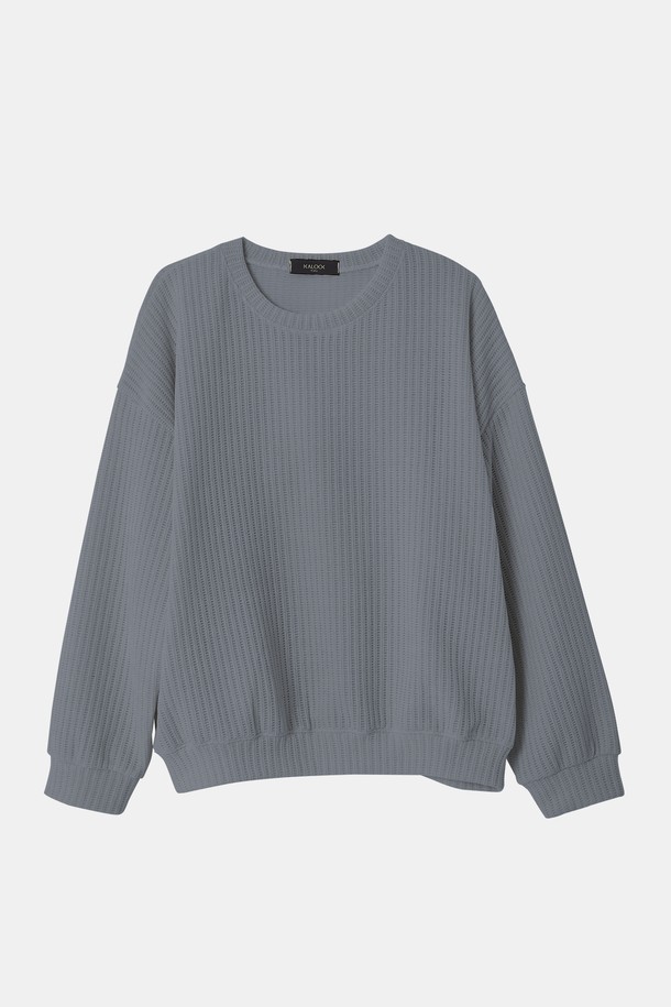 부드러운 벨루아 소재의 오버핏 니트형 맨투맨 CTEE122입니다. 쌀쌀한 가을, 겨울철에 따뜻하게 착용하기 좋은 두꺼운 두께감으로 제작되었습니다. 라운드넥 디자인에 무지 패턴과 베이직, 캐주얼 스타일을 더해 일상에서 편안하게 즐겨 입을 수 있습니다. 긴 소매 기장과 크롭 기장으로 트렌디한 핏을 연출하며, 그레이 컬러로 다양한 하의와 매치하기 용이합니다. 공용으로 착용 가능하여 남녀 모두에게 추천하는 아이템입니다.
