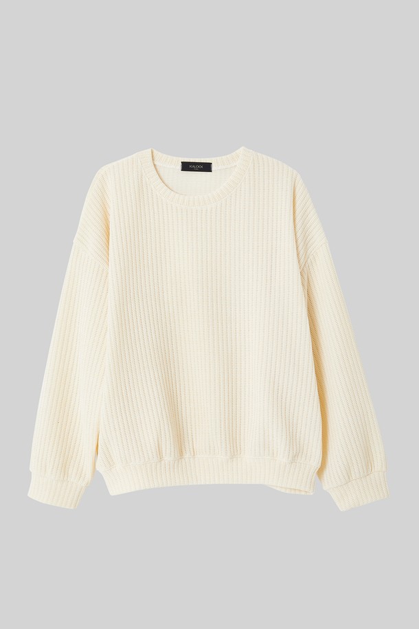 벨루아 오버핏 니트형 맨투맨 CTEE122는 부드러운 촉감의 벨루아 소재로 제작되어 포근함을 선사합니다. 라운드넥 디자인에 무지 패턴으로 베이직하고 캐주얼한 스타일을 연출하며, 넉넉한 오버핏으로 편안한 착용감을 제공합니다. 가을, 겨울 시즌에 어울리는 긴 소매 기장의 두꺼운 두께감으로 보온성을 높였습니다. 집콕룩부터 미니멀한 스타일까지, 다양한 룩에 활용하기 좋은 아이보리, 화이트 컬러의 맨투맨입니다. 니트 형으로 제작되어 더욱 포근하고 부드러운 느낌을 줍니다.
