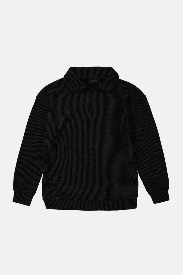 오버핏 빅사이즈 골지 반집업 긴팔티 CTEE123은 베이직하고 캐주얼한 스타일의 남녀 공용 티셔츠입니다. 부드러운 촉감의 면 소재로 제작되었으며, 봄, 가을, 겨울 세 계절 모두 활용 가능합니다. 레귤러 기장에 긴 소매, 반집업 네크라인, 골지 패턴이 특징이며, 넉넉한 오버핏으로 편안한 착용감을 선사합니다. 블랙 컬러로 다양한 하의와 쉽게 매치하여 미니멀하고 세련된 룩을 연출할 수 있습니다. 빅사이즈로 제작되어 체형에 구애 없이 누구나 편안하게 즐길 수 있습니다.
