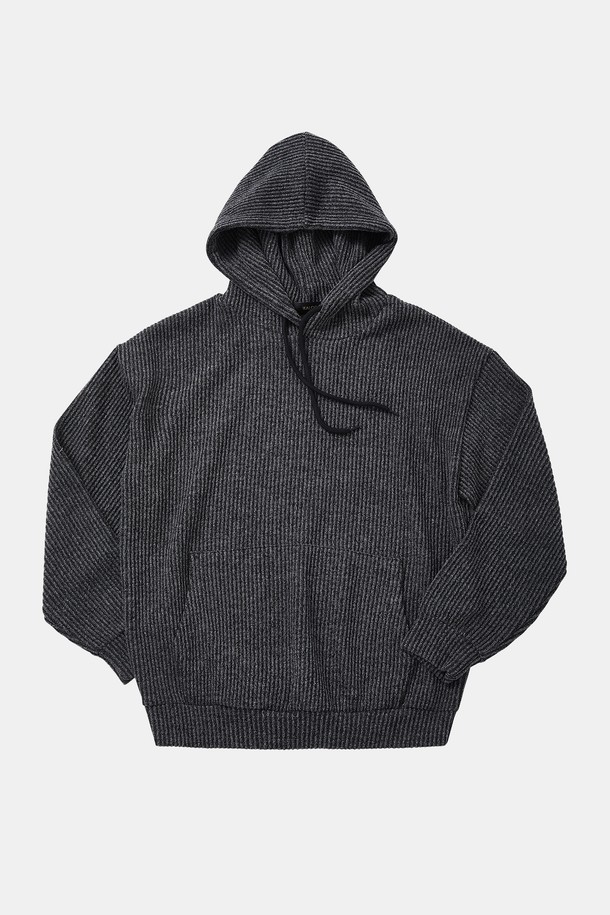 오버핏 빅사이즈 골지 포켓 후드티 CTEE124는 넉넉한 핏과 부드러운 촉감으로 편안함을 선사하는 후드티입니다. 차콜 그레이 색상의 면 소재로 제작되어 가을, 겨울철 데일리룩으로 활용하기 좋습니다. 베이직한 디자인에 골지 패턴이 더해져 캐주얼하면서도 미니멀한 스타일을 연출합니다. 넉넉한 오버핏과 빅사이즈로 편안한 착용감을 제공하며, 포켓 디테일로 실용성을 더했습니다. 집콕룩으로 편안하게 즐기기 좋은 아이템입니다.
