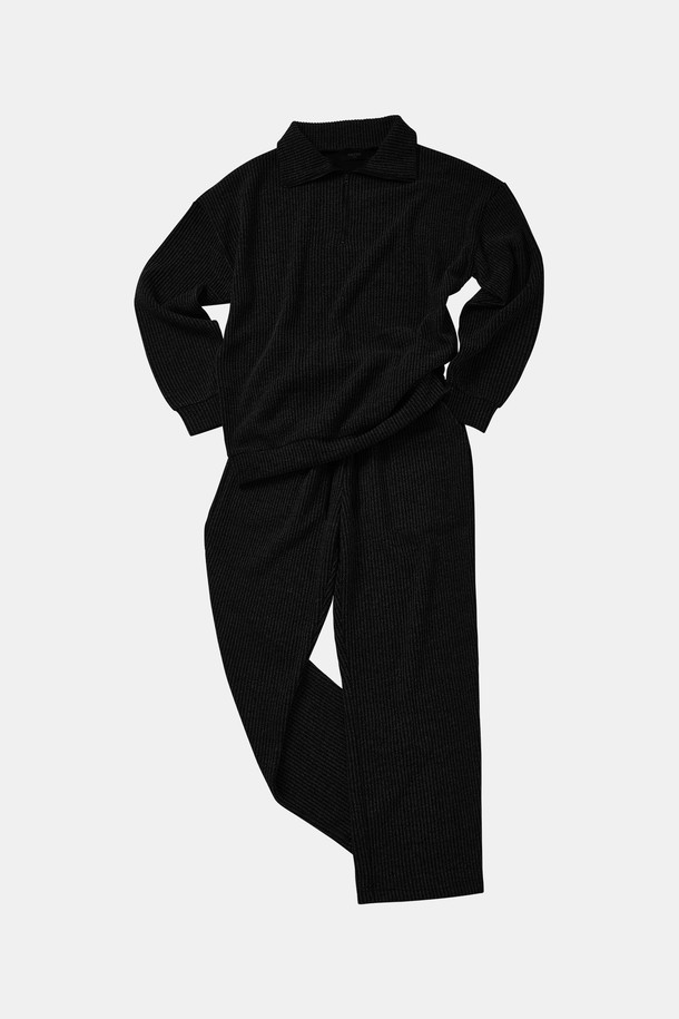 오버핏 빅사이즈 골지 반집업 셋업 CTEE123S는 캐주얼 및 미니멀 스타일을 추구하는 분들을 위한  상의입니다.  블랙 컬러의 면 소재로 제작되어 부드러운 촉감을 제공하며, 봄, 가을에  착용하기 좋습니다.  반집업 디자인과 골지 패턴이  세련된 느낌을 더하고,  오버핏으로 편안한 착용감을 선사합니다.  일상에서  스타일리시하게  연출할 수 있는  빅사이즈 셋업입니다.
