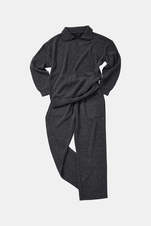 오버핏 빅사이즈 골지 반집업 셋업 CTEE123S는 캐주얼하고 베이직한 스타일의 남녀 공용 티셔츠입니다. 부드러운 면 소재에 두꺼운 골지 패턴으로 제작되어 봄, 가을, 겨울철에 따뜻하게 착용할 수 있습니다. 넉넉한 오버핏으로 편안한 착용감을 제공하며, 반집업 디자인으로 스타일리시함을 더했습니다. 출근룩과 캠핑룩 등 다양한 TPO에 활용 가능하며, 미니멀, 캐주얼, 클래식 스타일을 즐겨 입는 분들께 추천합니다. 빅사이즈로 제작되어 체형에 구애 없이 누구나 편안하게 즐길 수 있는 셋업 상품입니다.
