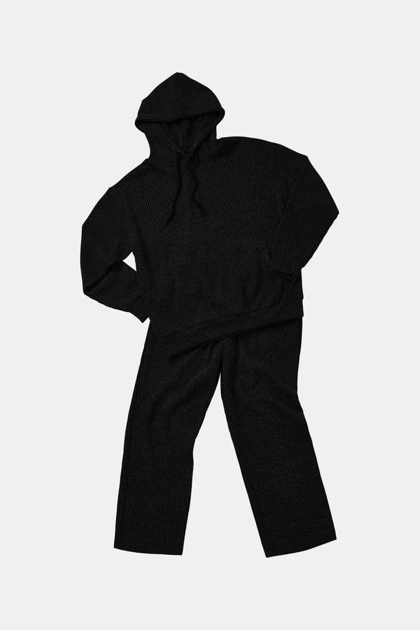 오버핏 빅사이즈 골지 후드 셋업 CTEE124S는 캐주얼 및 스트릿 스타일을 즐기는 분들을 위한 완벽한 아이템입니다. 부드러운 면 소재로 제작되어 편안한 착용감을 선사하며, 두꺼운 두께감으로 봄, 가을, 겨울철에 따뜻하게 입을 수 있습니다. 오버사이즈 핏과 골지 패턴이 트렌디한 무드를 더하고, 후드 디자인으로 캐주얼한 매력을 강조합니다. 블랙 컬러로 어떤 옷에도 쉽게 매치할 수 있으며, 빅사이즈로 편안함과 스타일을 동시에 만족시킵니다. 셋업 구성으로 간편하게 스타일링을 완성할 수 있습니다.
