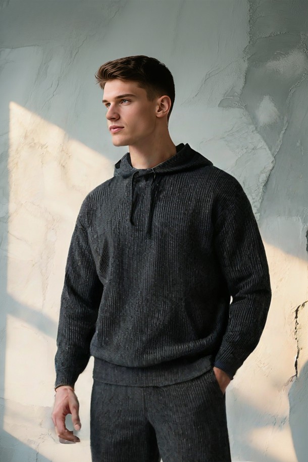 오버핏 빅사이즈 골지 후드 셋업 CTEE124S는 캐주얼하고 미니멀한 스타일을 추구하는 남성 고객을 위한 제품입니다. 가을, 겨울 시즌에 적합하며, 부드러운 촉감의 면 소재로 제작되어 편안한 착용감을 선사합니다. 차콜 그레이 색상의 골지 패턴이 돋보이며, 오버핏 디자인으로 트렌디한 핏을 연출합니다. 집콕룩으로도 활용하기 좋은 실용적인 아이템이며, 두꺼운 두께감으로 보온성을 높였습니다. 셋업 구성으로 간편하게 스타일링을 완성할 수 있습니다.
