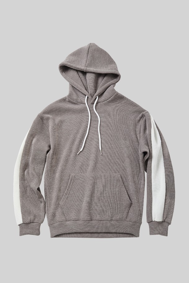 배색 골지 포켓 후드티 CTEE125는 캐주얼하고 미니멀한 스타일을 연출하기 좋은 남녀 공용 후드티입니다. 봄, 가을, 겨울 세 계절 모두 활용 가능하며, 부드러운 면 소재로 제작되어 편안한 착용감을 선사합니다. 레귤러 핏에 후드 디자인, 긴 소매 기장으로 제작되었으며, 그레이 컬러 바탕에 배색 포인트와 포켓 디테일이 돋보입니다. 일상생활에서 데일리룩으로 활용하기 좋으며, 다양한 하의와 매치하여 스타일리시한 룩을 완성할 수 있습니다.
