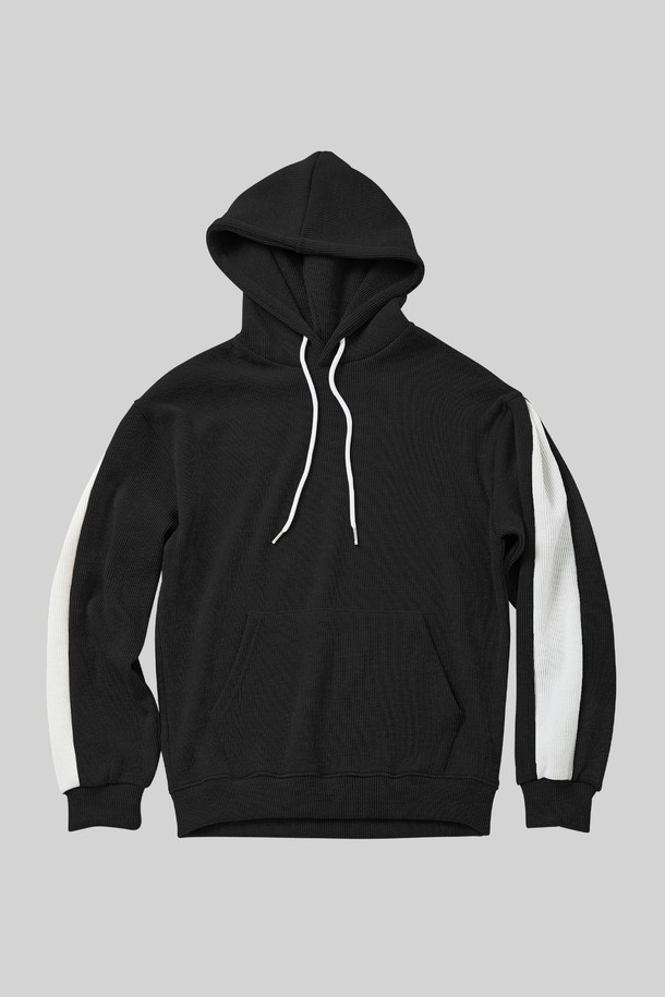 배색 골지 포켓 후드티 CTEE125는 캐주얼, 스포티, 미니멀 스타일을 모두 아우르는 공용 후드티입니다. 부드러운 면 소재에 두꺼운 두께감으로 봄, 가을, 겨울철 따뜻하게 착용 가능합니다. 블랙, 화이트 두 가지 컬러로 출시되었으며, 크롭 기장과 오버핏으로 트렌디한 핏을 연출합니다. 골지 패턴과 배색 디테일, 포켓 디자인이 돋보이며, 긴 소매와 후드 디자인으로 편안함을 더했습니다. 일상생활에서 스타일리시하게 활용하기 좋은 아이템입니다.
