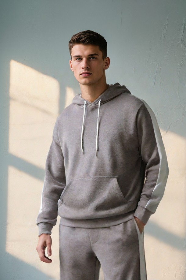 배색 골지 포켓 후드티 셋업 CTEE125S는 남성용 후드티로, 가을과 겨울에 따뜻하게 착용하기 좋습니다. 베이직하고 캐주얼한 스타일로, 일상복으로 활용하기 좋습니다. 부드러운 면 소재에 레귤러 핏으로 편안한 착용감을 선사하며, 긴 소매와 후드 디자인으로 보온성을 높였습니다. 그레이 컬러의 골지 패턴에 포켓 디테일이 더해져 실용성을 더했습니다. 캐주얼, 미니멀, 클래식 스타일을 즐겨 입는 남성에게 추천합니다.
