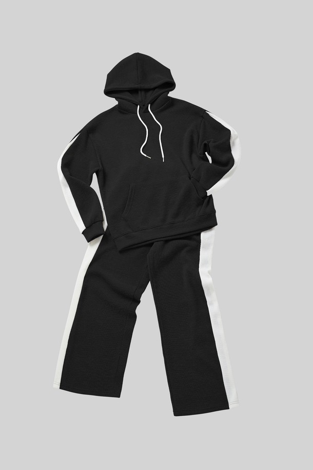 **배색 골지 포켓 후드티 셋업 CTEE125S**는 캐주얼, 스포티, 미니멀 스타일을 추구하는 분들을 위한 일상복입니다. 블랙, 화이트 두 가지 색상으로 출시되었으며, 봄, 가을, 겨울 계절에 착용하기 좋습니다. 면 소재의 부드러운 촉감과 골지 패턴이 특징이며, 넉넉한 레귤러핏으로 편안하게 착용 가능합니다. 후드 디자인에 포켓 디테일을 더하여 실용성을 높였으며, 집콕룩, 산책룩, 캠핑룩 등 다양한 TPO에 활용할 수 있는 셋업 상품입니다. 긴 소매 기장과 두꺼운 두께감으로 따뜻하게 착용할 수 있습니다.
