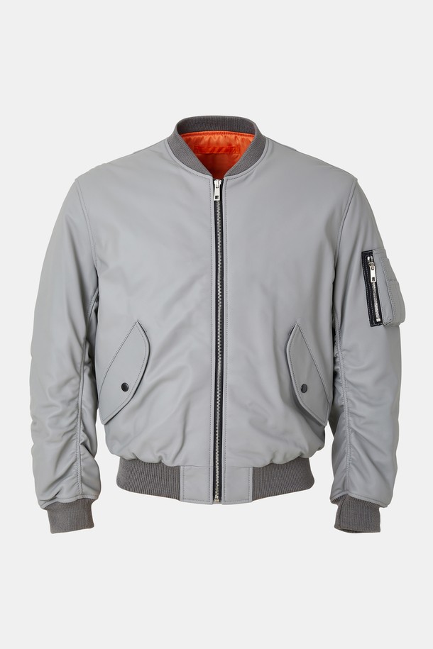 슬리브 포켓 양가죽 항공점퍼 CLJP120은 부드러운 양가죽 소재의 두꺼운 두께감으로 제작되어 봄, 가을 시즌에 착용하기 좋습니다. 캐주얼, 스포티, 미니멀 스타일을 원하는 분들께 추천하며, 여행룩이나 캠핑룩에도 잘 어울립니다. 그레이 컬러의 무지 디자인에 긴 소매와 소매 포켓 디테일이 돋보이며, 집업 스타일로 편안하게 착용할 수 있습니다. 안감은 오렌지 컬러로 포인트를 주어 세련된 느낌을 더했습니다. 레귤러핏으로 제작되어 편안한 착용감을 제공합니다.
