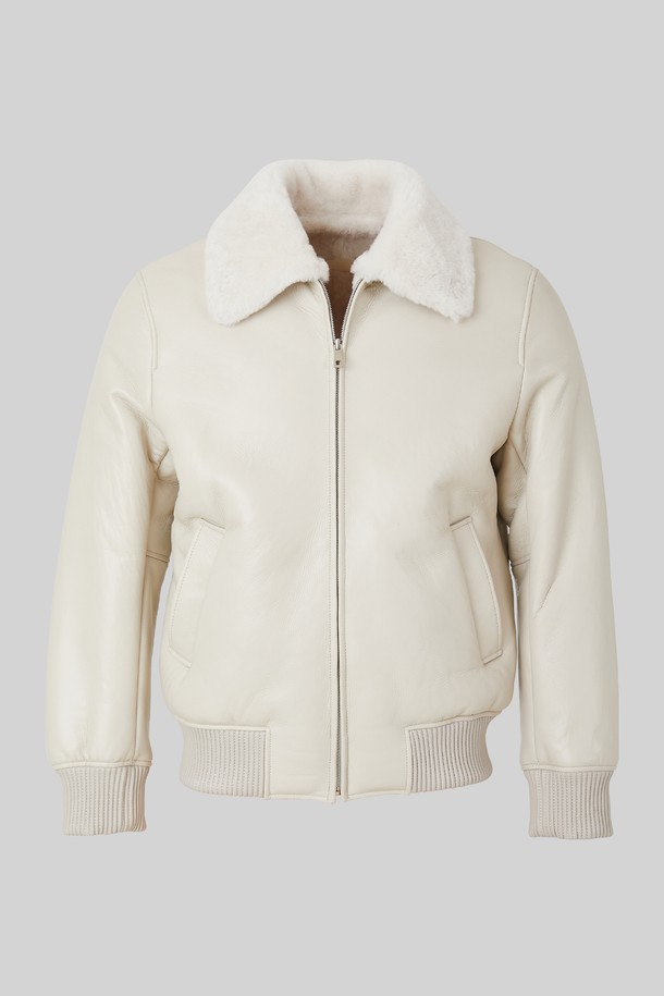 와이어 카라 램스킨 무스탕 CLJP123은 부드러운 램스킨 소재로 제작되어 뛰어난 촉감을 선사합니다. 크롭 기장의 레귤러핏으로 캐주얼하고 베이직한 스타일을 연출하며, 와이어 카라와 립 디테일이 특징입니다. 가을과 겨울에 따뜻하게 착용할 수 있으며, 화이트와 아이보리 두 가지 색상으로 출시되었습니다. 집업 스타일로 편안하게 착용 가능하며, 일상에서 폭넓게 활용하기 좋습니다.
