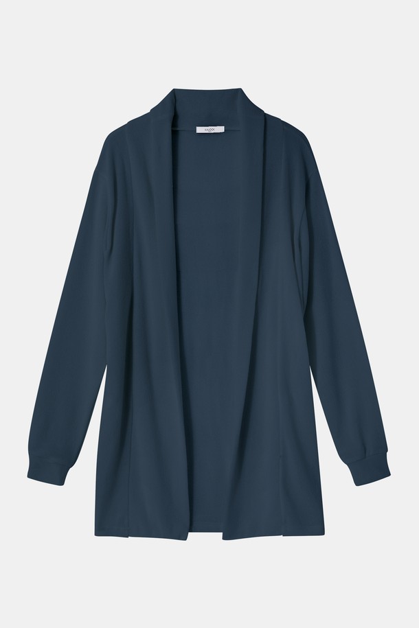 멀티컬러 미들 숄 가디건 CKA103A는 여성용 니트/스웨터 상의입니다. 부드러운 촉감의 니트 소재로 제작되었으며, 얇은 두께감으로 봄, 가을에 착용하기 좋습니다. 베이직한 스타일의 무지 패턴에 숄 카라 디자인이 특징이며, 핏은 레귤러핏, 소매는 긴 소매, 기장은 미디엄입니다. 클래식, 미니멀, 캐주얼 스타일을 연출하기 좋은 아이템입니다.
