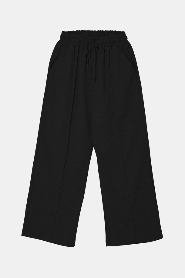 핀턱 와이드 밴딩 팬츠 CPT159는 여성 고객을 위한 베이직하고 캐주얼한 스타일의 반바지입니다. 봄, 여름 시즌에 적합하며, 휴가룩 또는 봄 소풍룩으로 활용하기 좋습니다. 핀턱 디테일이 더해져 미니멀하면서도 클래식한 무드를 연출합니다. 루즈핏 와이드 디자인으로 편안한 착용감을 선사하며, 밴딩 처리로 활동성을 높였습니다. 블랙 컬러의 무지 디자인으로 다양한 상의와 손쉽게 매치하여 캐주얼룩을 완성할 수 있습니다.
