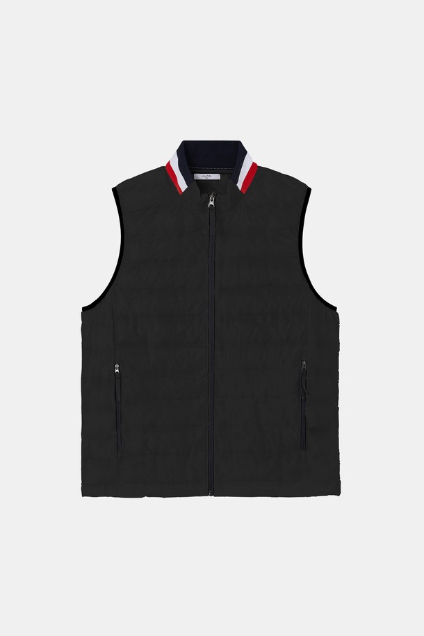 경량 삼색 카라 패딩 조끼 CJP146은 가을, 겨울철 일상 및 산책룩에 활용하기 좋은 아우터입니다. 블랙, 화이트, 레드 세 가지 색상으로 출시되어 다양한 스타일 연출이 가능하며, 캐주얼, 스포티, 미니멀 무드를 연출하기 좋습니다. 가볍고 따뜻한 나일론 소재를 사용하여 보온성을 높였으며, 부드러운 촉감과 레귤러핏으로 편안하게 착용할 수 있습니다. 카라 디테일과 지퍼 포켓이 있어 실용성을 더했으며, 민소매 디자인으로 활동성을 높였습니다.
