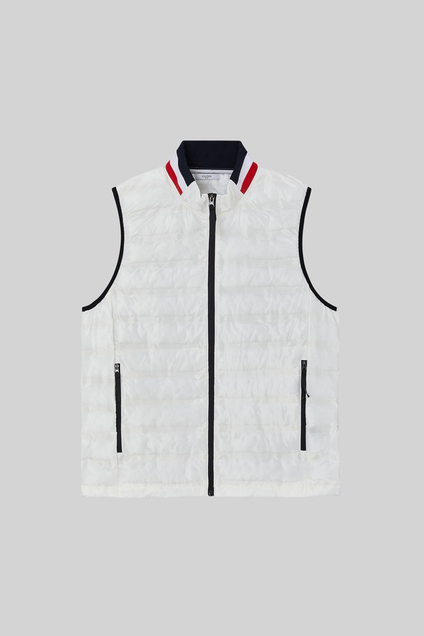 경량 삼색 카라 패딩 조끼 CJP146은 캐주얼, 스포티, 미니멀 스타일을 모두 아우르는 겨울철 필수 아이템입니다. 가볍고 따뜻한 나일론 소재에, 블랙, 화이트, 레드의 세련된 삼색 배색이 돋보입니다. 레귤러핏으로 편안하게 착용 가능하며, 집업 여밈 방식과 지퍼 포켓, 카라 디테일로 실용성을 더했습니다. 여행이나 캠핑 등 다양한 TPO에 활용하기 좋습니다. 
