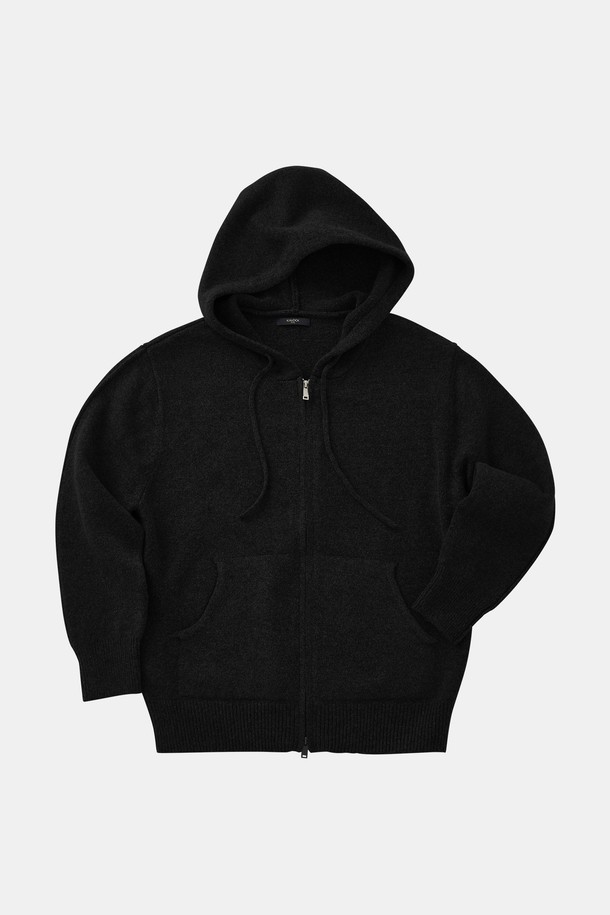 **후드 집업 니트 가디건 CKA105**

부드러운 니트 소재로 제작된 블랙 컬러의 후드 집업 가디건입니다. 가을과 겨울에 따뜻하게 착용할 수 있는 두꺼운 두께감의 레귤러핏 제품입니다. 베이직하고 캐주얼한 스타일로, 집콕룩이나 산책룩 등 편안한 TPO에 적합합니다. 긴 소매와 후드 디자인으로, 미니멀하고 클래식한 스타일을 연출할 수 있습니다. 무지 패턴으로 다양한 코디에 활용하기 좋은 데일리 아이템입니다.
