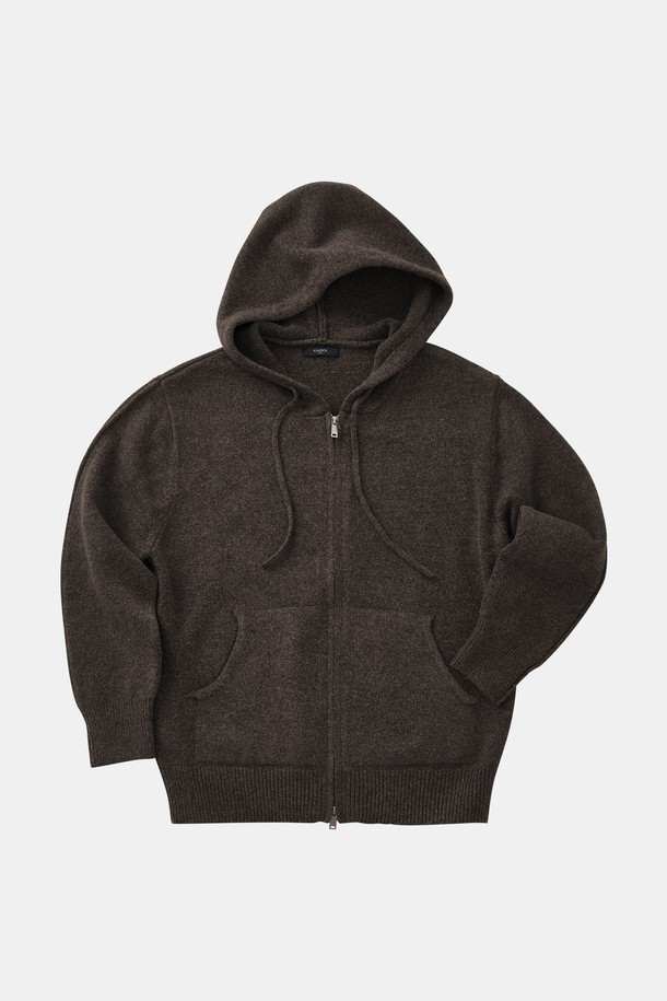 **후드 집업 니트 가디건 CKA105**

다크 브라운 컬러의 후드 집업 니트 가디건입니다. 가을, 겨울 시즌에 어울리는 두꺼운 두께감과 부드러운 촉감이 특징입니다. 레귤러핏으로 제작되었으며, 캐주얼하고 베이직한 스타일을 연출하기 좋습니다. 무지 디자인으로 다양한 룩에 활용하기 용이하며, 긴 소매와 후드 디테일이 있습니다. 일상생활에서 편안하게 착용할 수 있는 캐주얼 스타일의 니트 가디건입니다.
