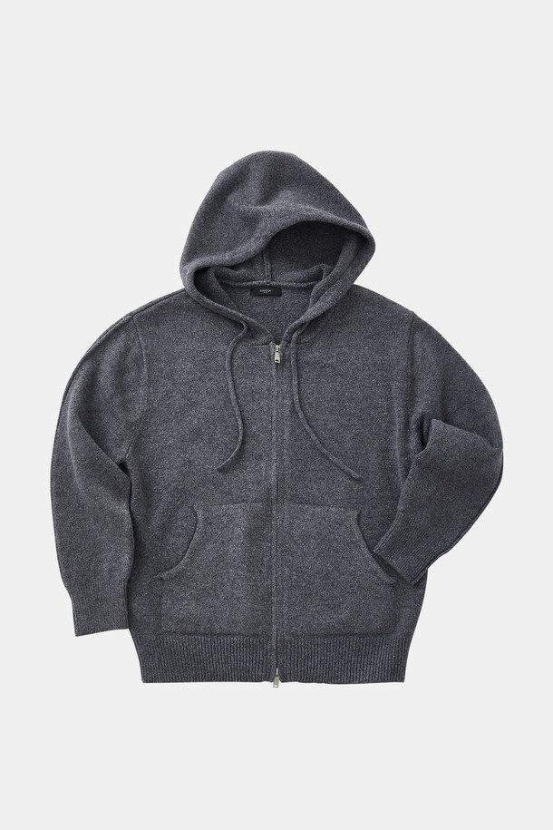 후드 집업 니트 가디건 CKA105는 부드러운 촉감의 니트 소재로 제작되어 가을, 겨울철 따뜻하게 입을 수 있는 남녀 공용 의류입니다. 차콜 그레이 색상의 무지 디자인에 레귤러 핏으로 제작되어 베이직하고 캐주얼한 스타일을 연출합니다. 넉넉한 두께감과 긴 소매 기장으로 보온성을 높였으며, 후드 디자인과 집업 여밈 방식으로 편안하게 착용할 수 있습니다. 일상생활은 물론, 집콕룩이나 캠핑룩으로도 활용 가능하며, 포켓 디테일로 실용성을 더했습니다. 캐주얼, 미니멀, 클래식 스타일을 즐겨 입는 분들께 추천합니다.
