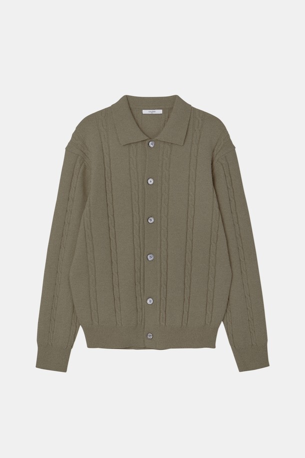 멀티컬러 케이블 니트 가디건 CKA106은 여성용으로, 봄, 가을에 어울리는 얇은 두께감의 크롭 기장 니트 가디건입니다. 부드러운 촉감의 니트 소재로 제작되었으며, 베이직한 스타일의 레귤러핏으로 편안하게 착용할 수 있습니다. 케이블 패턴과 버튼 여밈 디테일이 특징이며, 캐주얼, 클래식, 미니멀 스타일을 즐겨 입는 분들께 추천합니다. 긴 소매 기장으로 간절기에도 따뜻하게 입을 수 있습니다.
