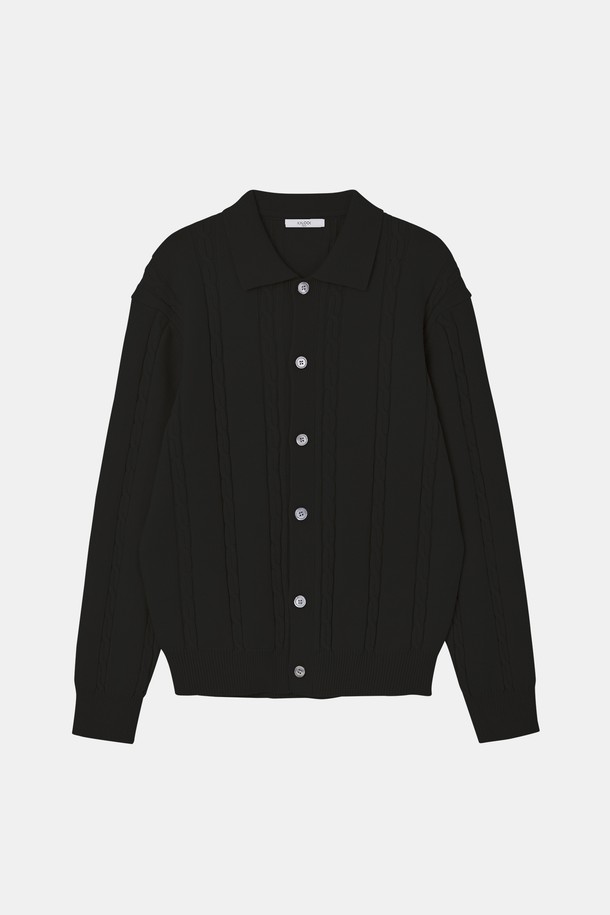 멀티컬러 케이블 니트 가디건 CKA106은 여성용 상의로, 가을과 겨울에 따뜻하게 착용할 수 있는 두꺼운 울 소재의 가디건입니다. 베이직 스타일의 레귤러 핏 디자인으로, 라운드넥에 긴 소매 기장과 버튼 여밈 방식으로 제작되었습니다. 다양한 색상이 조화롭게 어우러진 멀티컬러 케이블 패턴이 특징이며, 부드러운 촉감으로 편안하게 착용할 수 있습니다. 클래식, 미니멀, 캐주얼 스타일을 모두 아우르는 활용도 높은 아이템입니다.
