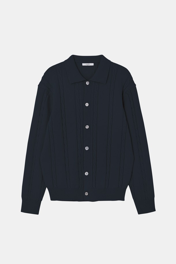 멀티컬러 케이블 니트 가디건 CKA106은 여성용 상의 니트/스웨터 카테고리에 속하며, 봄, 가을, 겨울 계절에 착용하기 좋습니다. 부드러운 울 소재에 두꺼운 두께감으로 포근함을 더하고, 브이넥 디자인과 레귤러핏으로 편안한 착용감을 선사합니다. 케이블 패턴의 멀티컬러 배색이 돋보이며, 긴소매와 버튼 여밈 방식으로 캐주얼하면서도 클래식한 무드를 연출합니다. 일상에서 다양한 스타일로 활용하기 좋은 아이템입니다.
