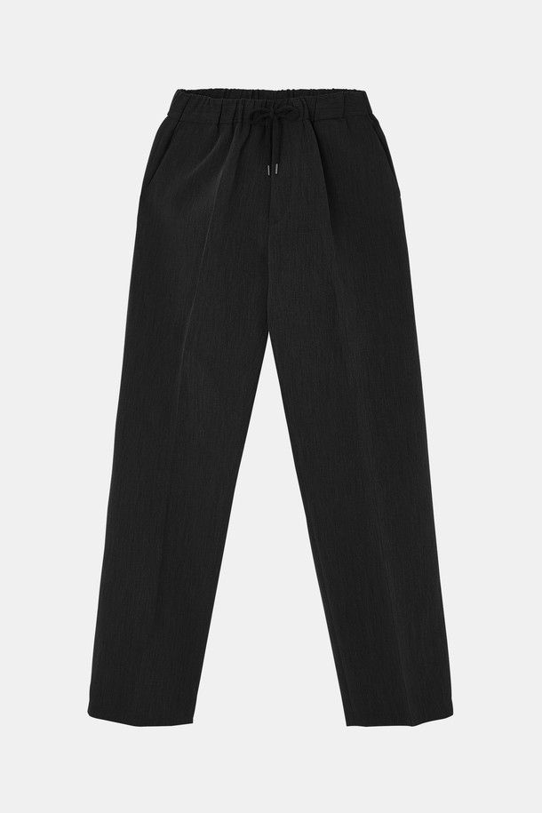 일자핏 원턱 밴딩 슬랙스 CPT162는 남성을 위한 베이직하고 캐주얼한 스타일의 슬랙스입니다. 봄, 가을에 착용하기 적합하며, 출근룩과 비즈니스 캐주얼에 활용하기 좋습니다. 부드러운 폴리에스테르 소재로 제작되어 편안한 착용감을 선사하며, 레귤러핏 일자핏으로 깔끔한 실루엣을 연출합니다. 원턱 디테일과 밴딩 처리로 활동성을 높였으며, 미니멀, 클래식, 캐주얼 스타일을 모두 소화할 수 있는 활용도 높은 아이템입니다.
